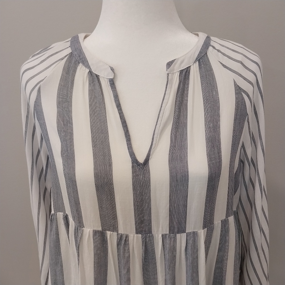 Staccato Gray and White peplum long sleeve v neck Blouse Size Small 100% Rayon - Picture 2 of 14